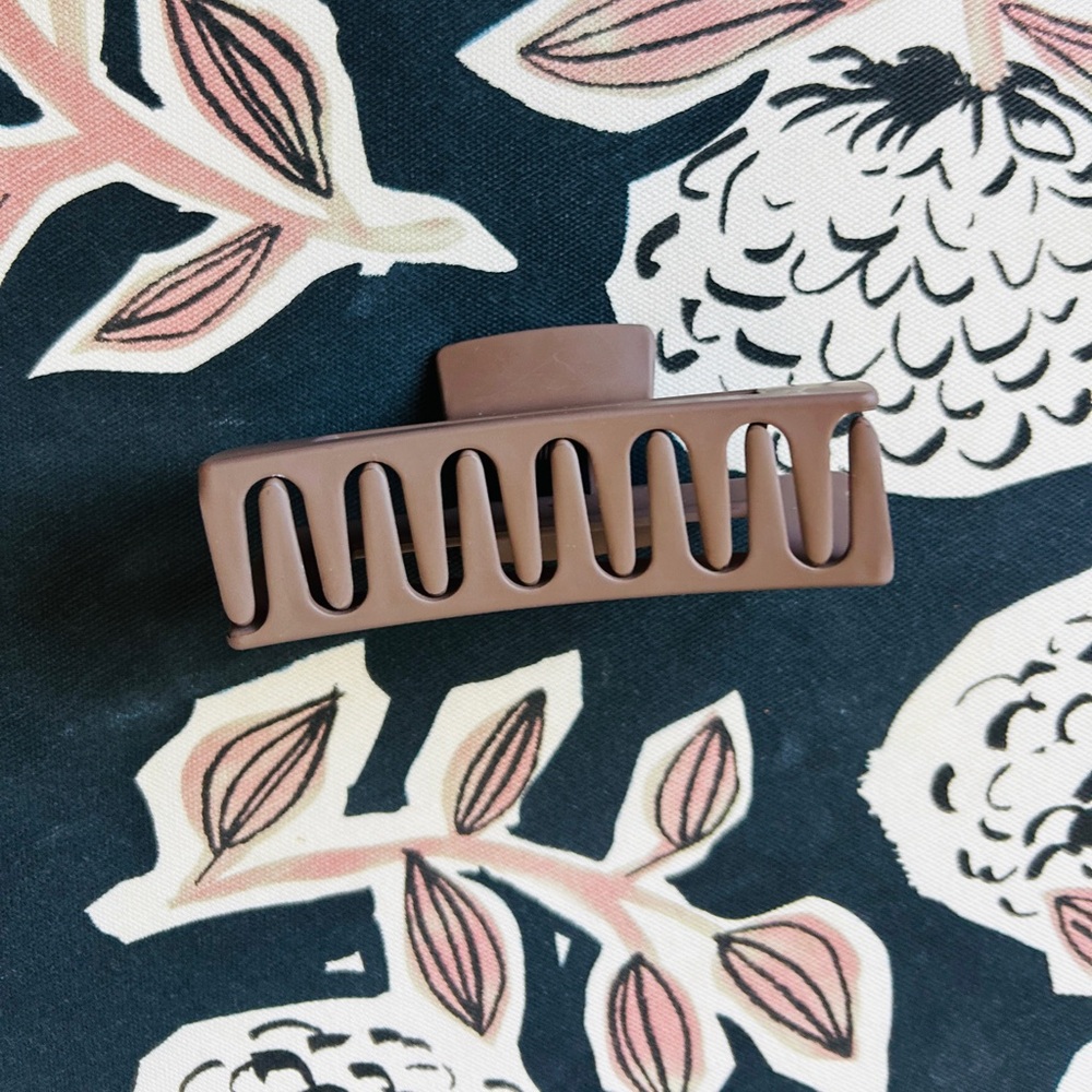 Nude Colored Rectangle Claw Clip Set of Three - Picture 10 of 11